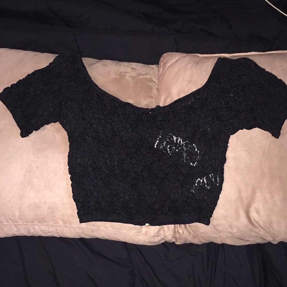 Black crop top with gold zipper down the back ✨